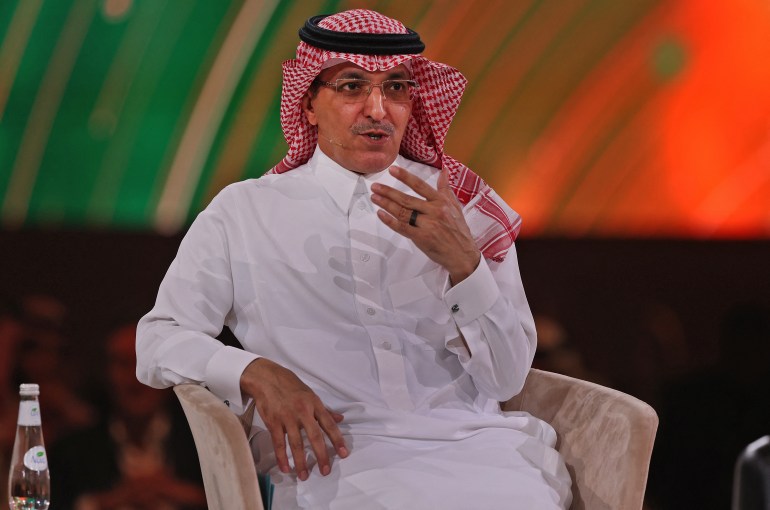 بلومبيرغ السعودية تعيد تقييم مشروع نيوم ما القصة؟ اقتصاد based on the following title based on the following title, extract one medium-tail keyword in arabic, the keyword must be without "" marks. the title is: "بلومبيرغ: السعودية تعيد تقييم مشروع نيوم.. ما القصة؟ | اقتصاد"