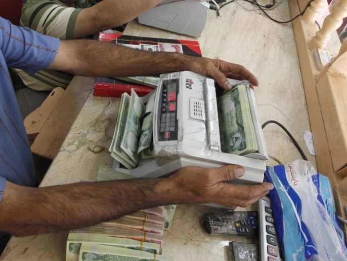 رجال يعدون مجموعات من الدينار العراقي باستخدام آلات عد الأموال في متجر صرافة في بغداد أكتوبر 1، 2012. العديد من العراقيين فقدوا الثقة في الدينار الخاص بهم ولكن بالنسبة لبعض المضاربين الأجانب، يعد وجود فرص كبيرة للأرباح. يظهر التباين الحاد عند الاستثمار في العراق أثناء استعادة البلاد من سنوات الحرب والعقوبات الاقتصادية. تم التقاط الصورة في 1 أكتوبر 2012. للتطابق iraq-economy/dinar reuters/saad shalash (iraq - tags: business politics)