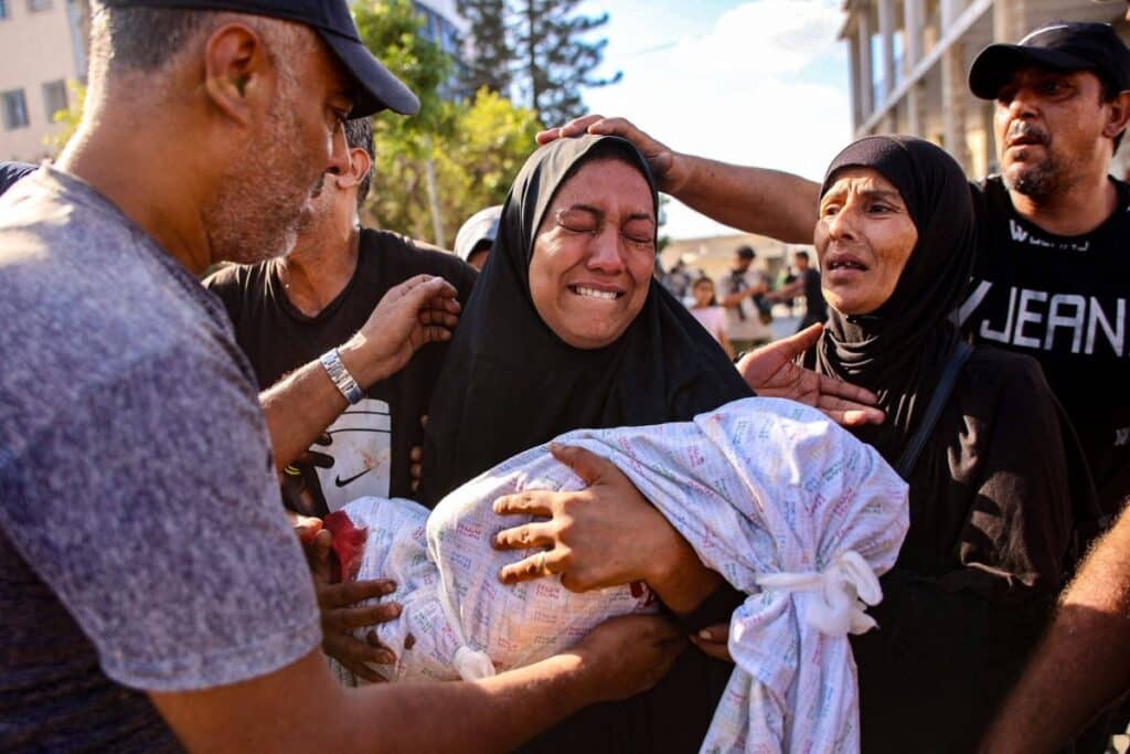 إسرائيل تقتل 22 فلسطينياً بقصف على مدرسة في غزة