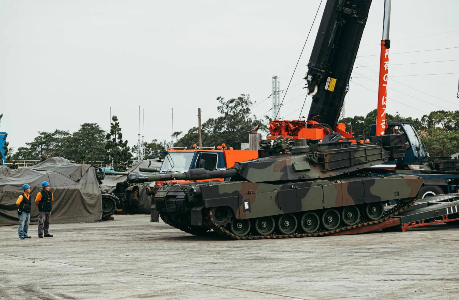 أرشيفية لدبابات أبرامز أميركية من طراز «m1a2» لدى وصولها العاصمة التايوانية تايبيه (وزارة الدفاع الوطني في تايوان)