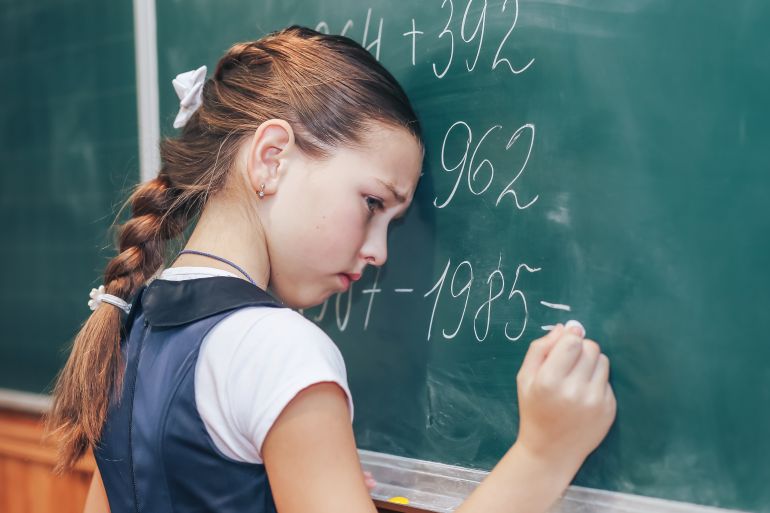 صبي يعاني من صعوبة في حل المسألة على السبورة. مشاكل في التعلم في المدرسة; shutterstock id 791512843;