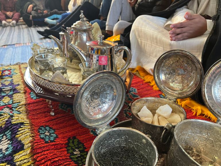 منظمو الحفلات يحرصون على أن يتم إعداد الشاي بالسكر من نوع القالب ويوضع في أواني خاصة (الجزيرة)