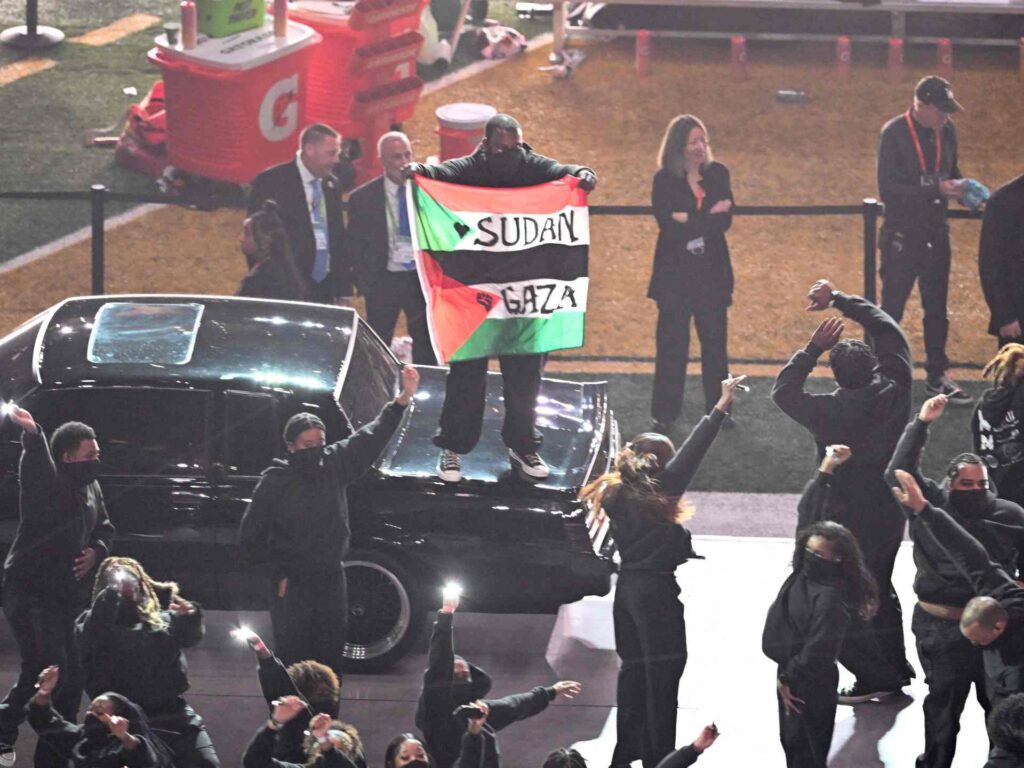 بحضور ترامب.. ناشط يقتحم حفل "السوبر بول" بالعلمين الفلسطيني والسوداني